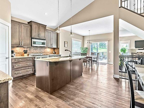 5th image of 26 Crystal Green Dr