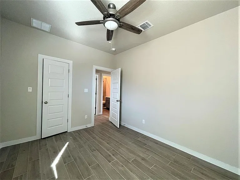 1120 Bluewood Bnd — Photo 13