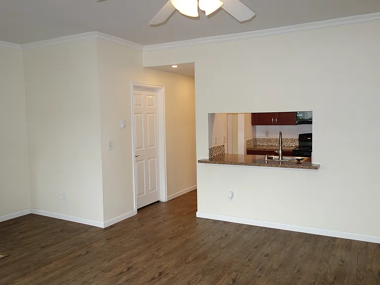 Heatherstone Park Apartments — Photo 4