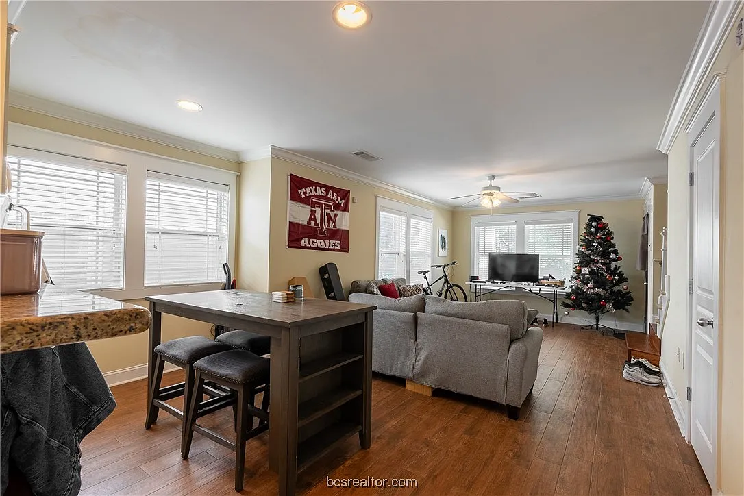 2 bed, 2.5 bath, 1052 sqft, $1,200 — Photo 4