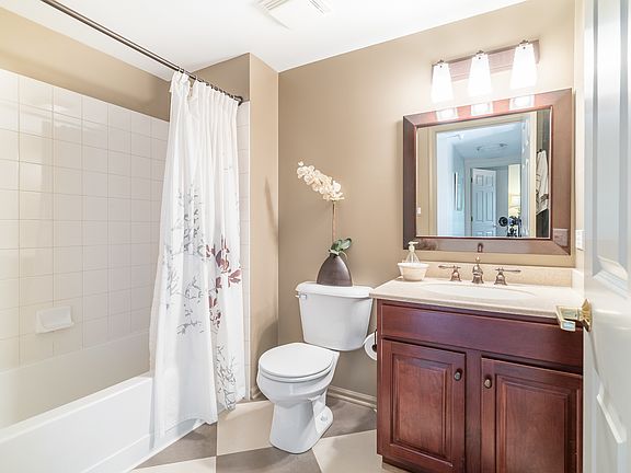 5th image of 190 N Milwaukee Ave #403