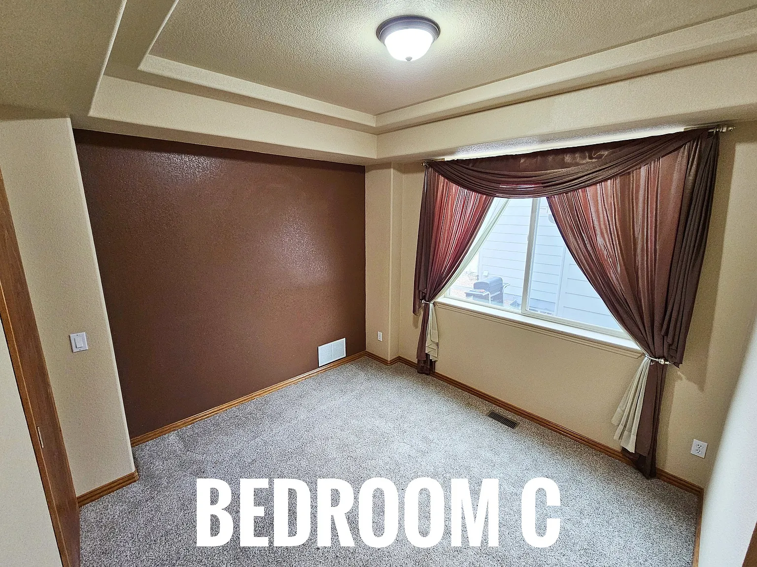 7 bed, 3.0 bath, 2358 sqft, $735 — Photo 2
