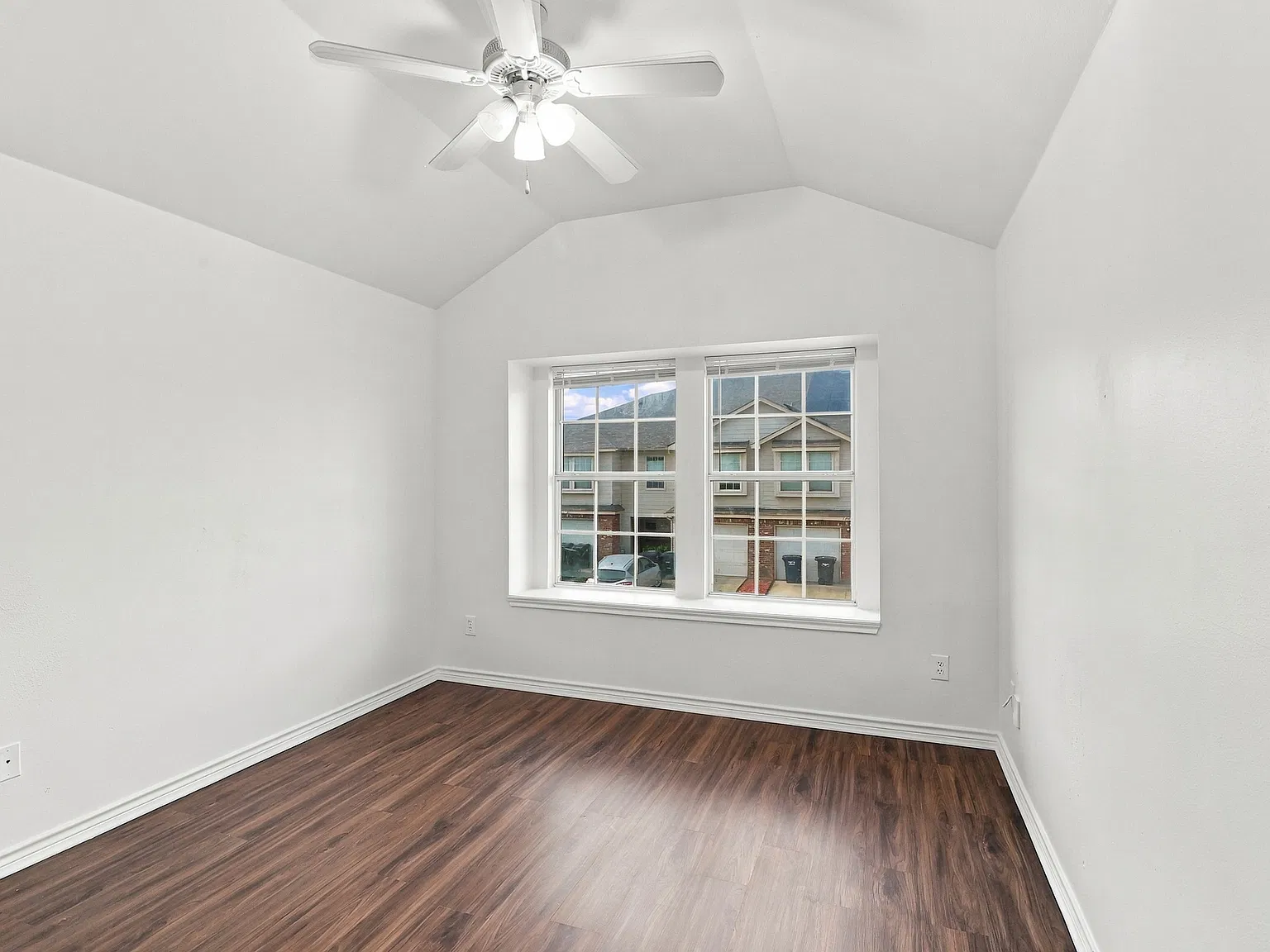 3 bed, 2.5 bath, 1739 sqft, $2,400 — Photo 2