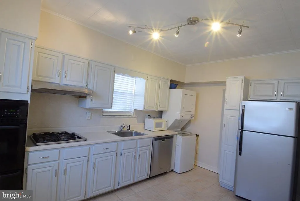 3 bed, 1.0 bath, 1231 sqft, $1,750 — Photo 4
