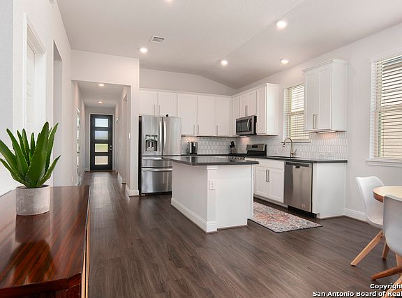 4th image of 2515 Castello Way