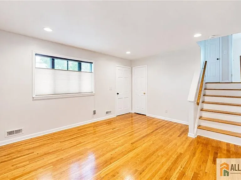 1019 Colby Ave — Photo 2