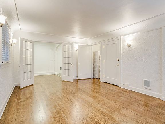 4th image of 724 Harvard Ave E APT 1
