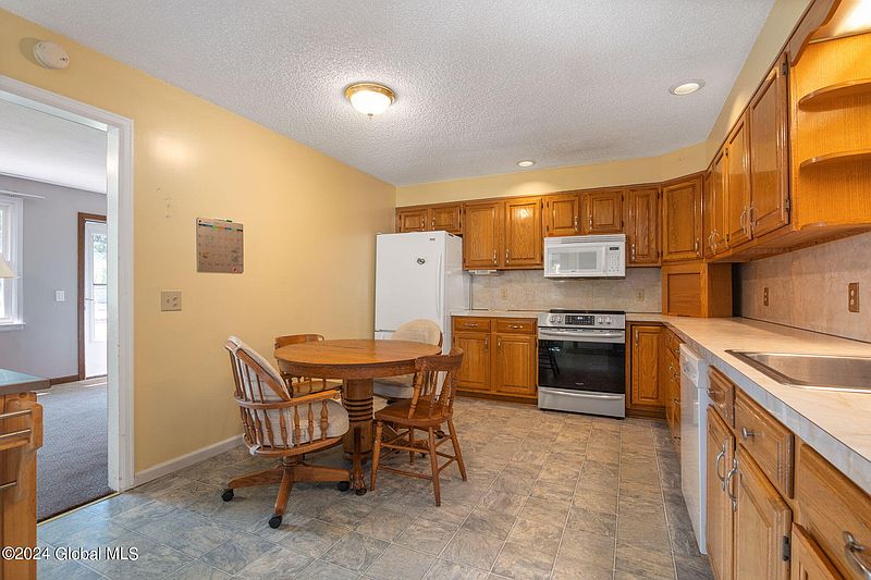 5th image of 622 Duanesburg Road