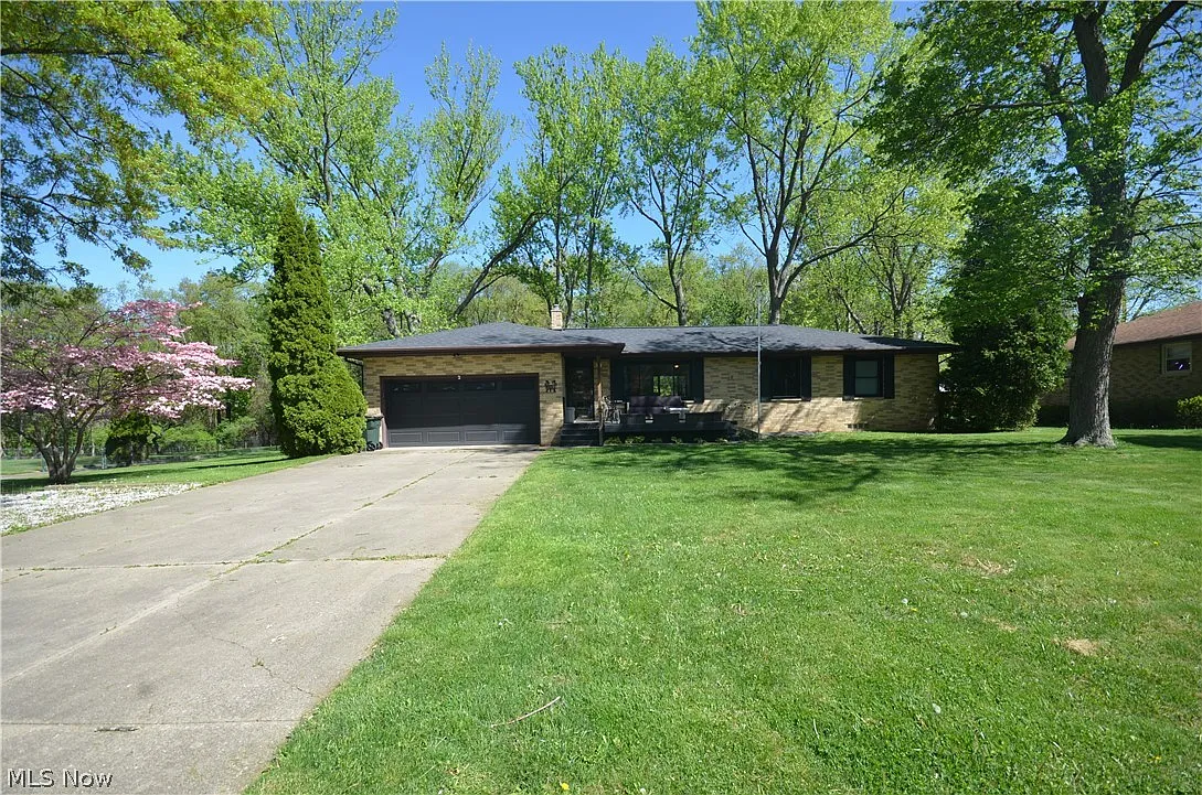321 Greenbriar Dr photo 1