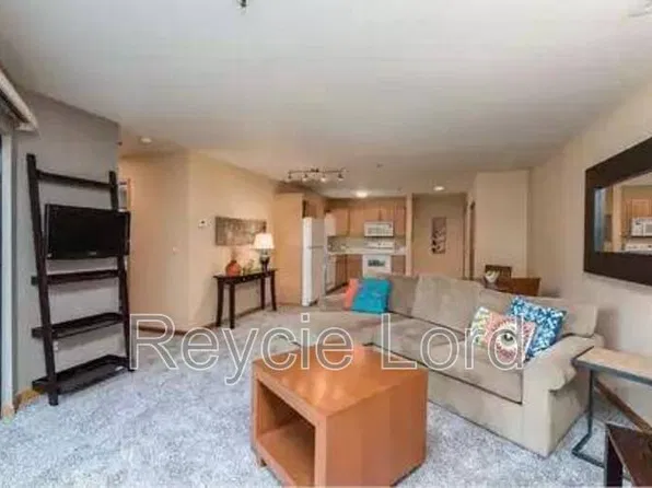 920 NW Naito Pkwy APT J12, Portland, OR 97209
