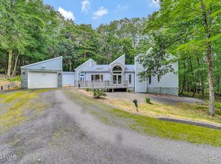 800 Falling Brook Ct, Hawley, PA 18428
