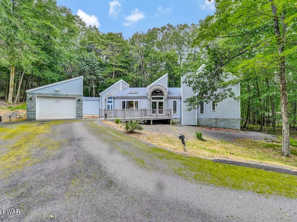800 Falling Brook Ct, Hawley, PA 18428