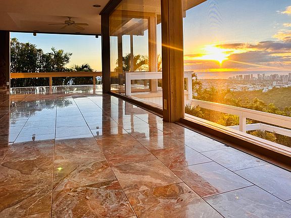 Back side of home with Screened-in lanai