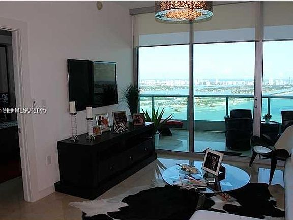3rd image of 900 Biscayne Blvd APT 4207