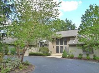 90 Basswood Ln, Moreland Hills, OH
