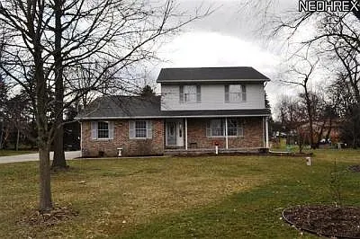 1916 Henton Cir NE photo 1