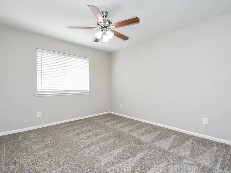 2519 Fox River Ln — Photo 8