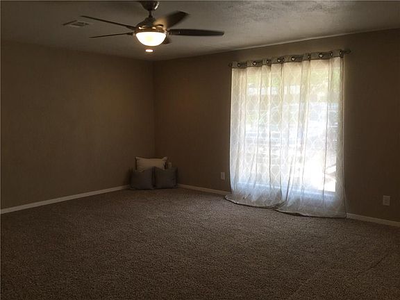 4th image of 403 Tanglewood Dr