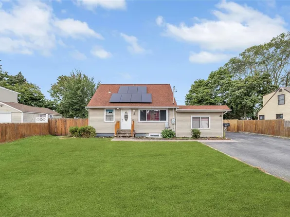 28 E Locust Street, Central Islip, NY 11722