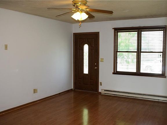 3rd image of 214 Hayloft Dr