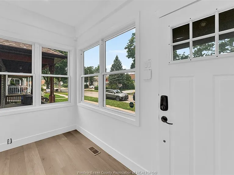 497 McKay Ave — Photo 4
