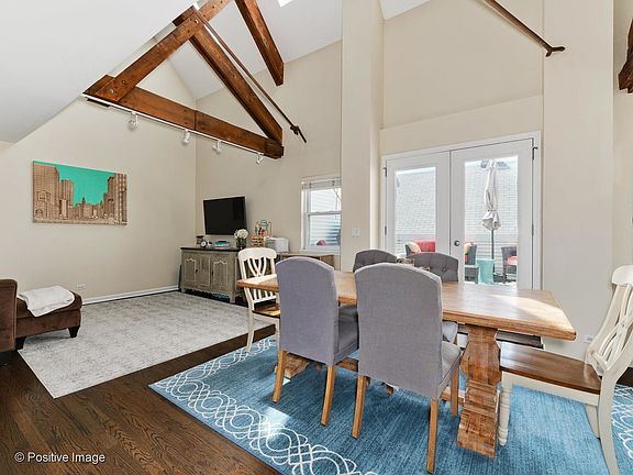 2nd image of 3252 N Kenmore Ave APT 305