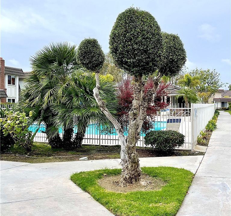 2nd image of 5202 Victoria Pl