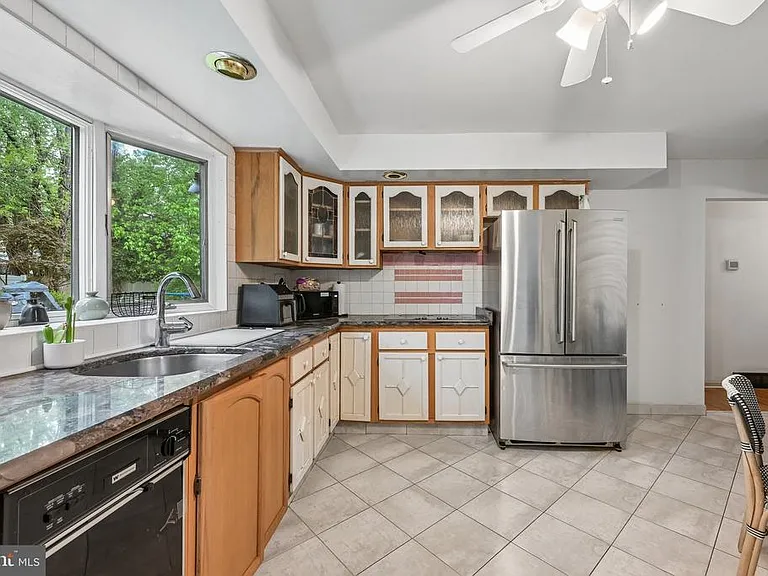 410 Narragansett Dr — Photo 12