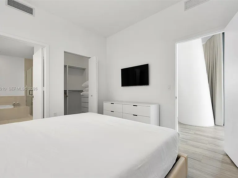 55 SW 9th St — Photo 9
