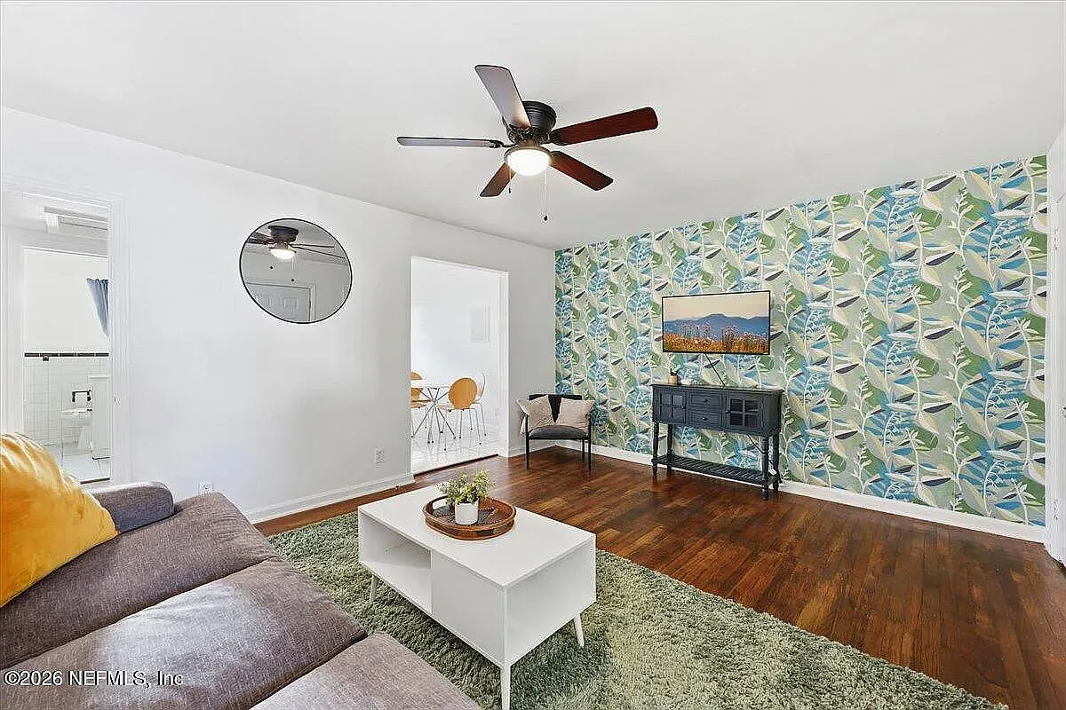 2 bed, 800 sqft, $1,300 — Photo 1