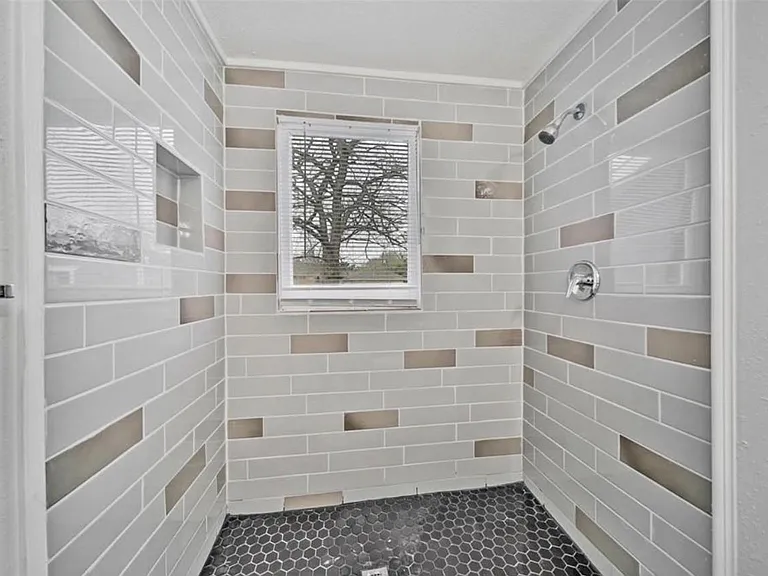 2205 Sumpter St — Photo 4