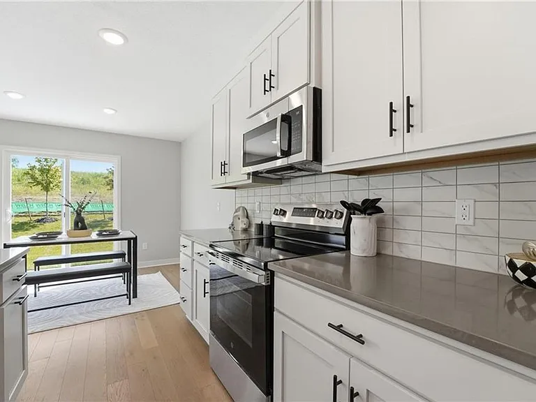707 Glenn Cir — Photo 3