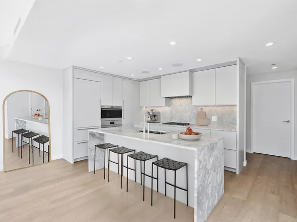 7418 Paulson St #805, Vancouver, BC V6P 0K2