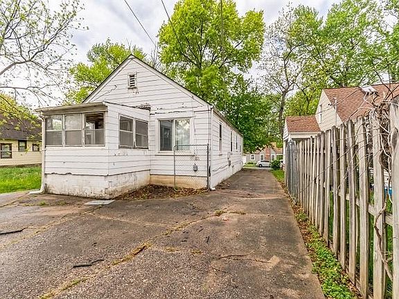 4th image of 8019 Flora Ave