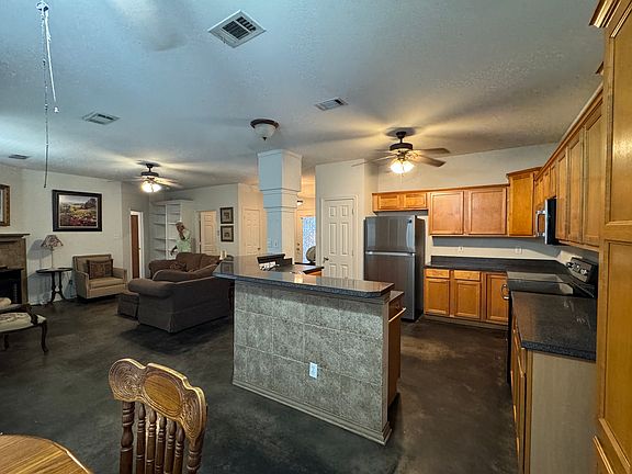 3rd image of 614 Ravenwood Dr