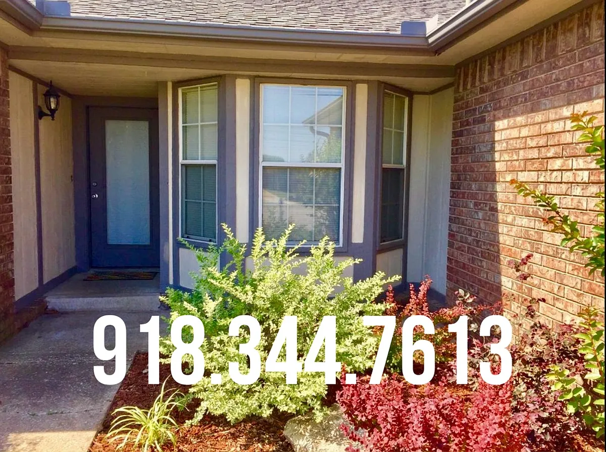 Garden area in front of house - 1507 W Orlando St