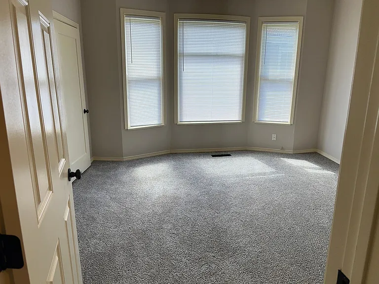 2 Large Bedrooms with Bay Windows