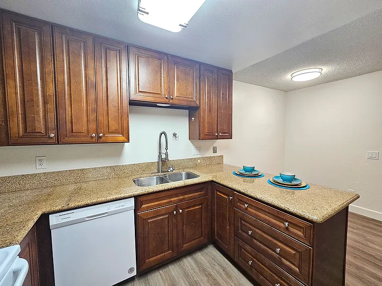 WELCOME TO THE VINE APARTMENTS! — Photo 6