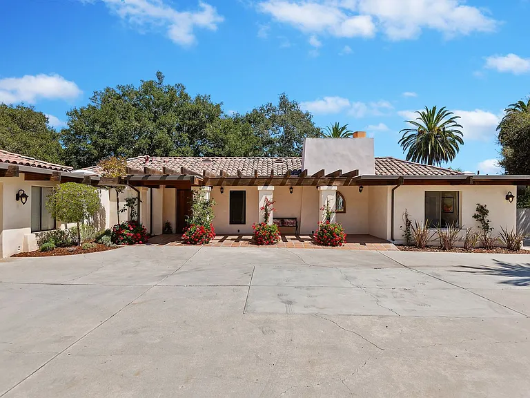 525 Las Palmas Dr — Photo 1
