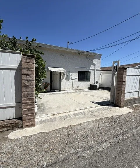 E Tujunga Ave — Photo 1