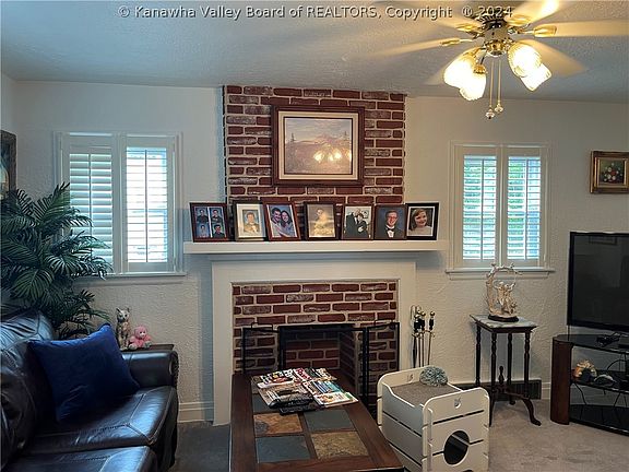 5th image of 806 Hillsdale Dr