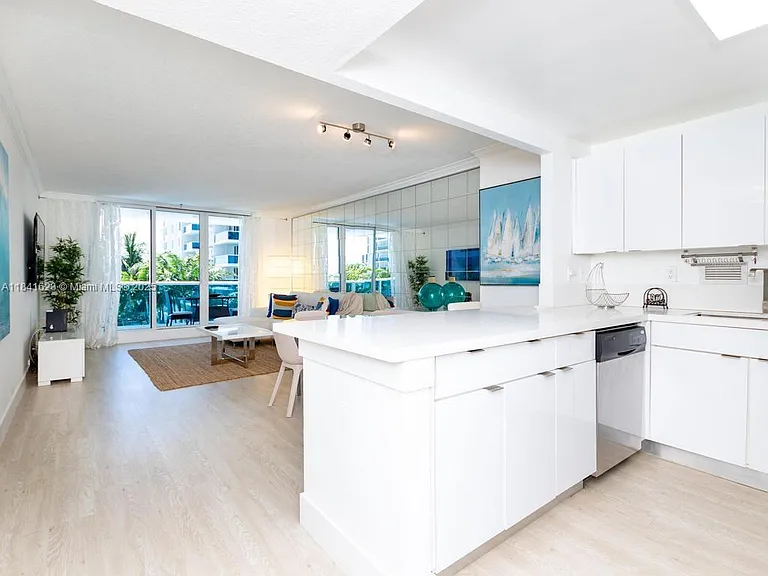 2301 Collins Ave #625 — Photo 10
