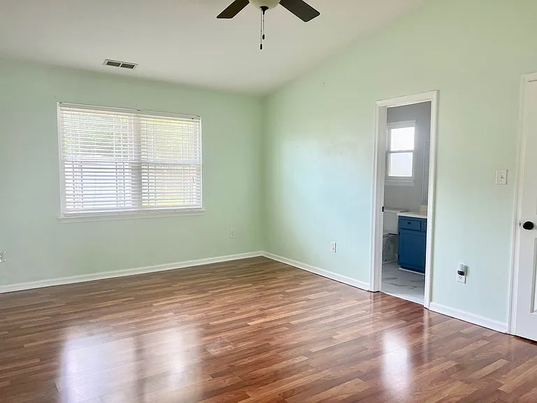 943 Chigwell Rd — Photo 25