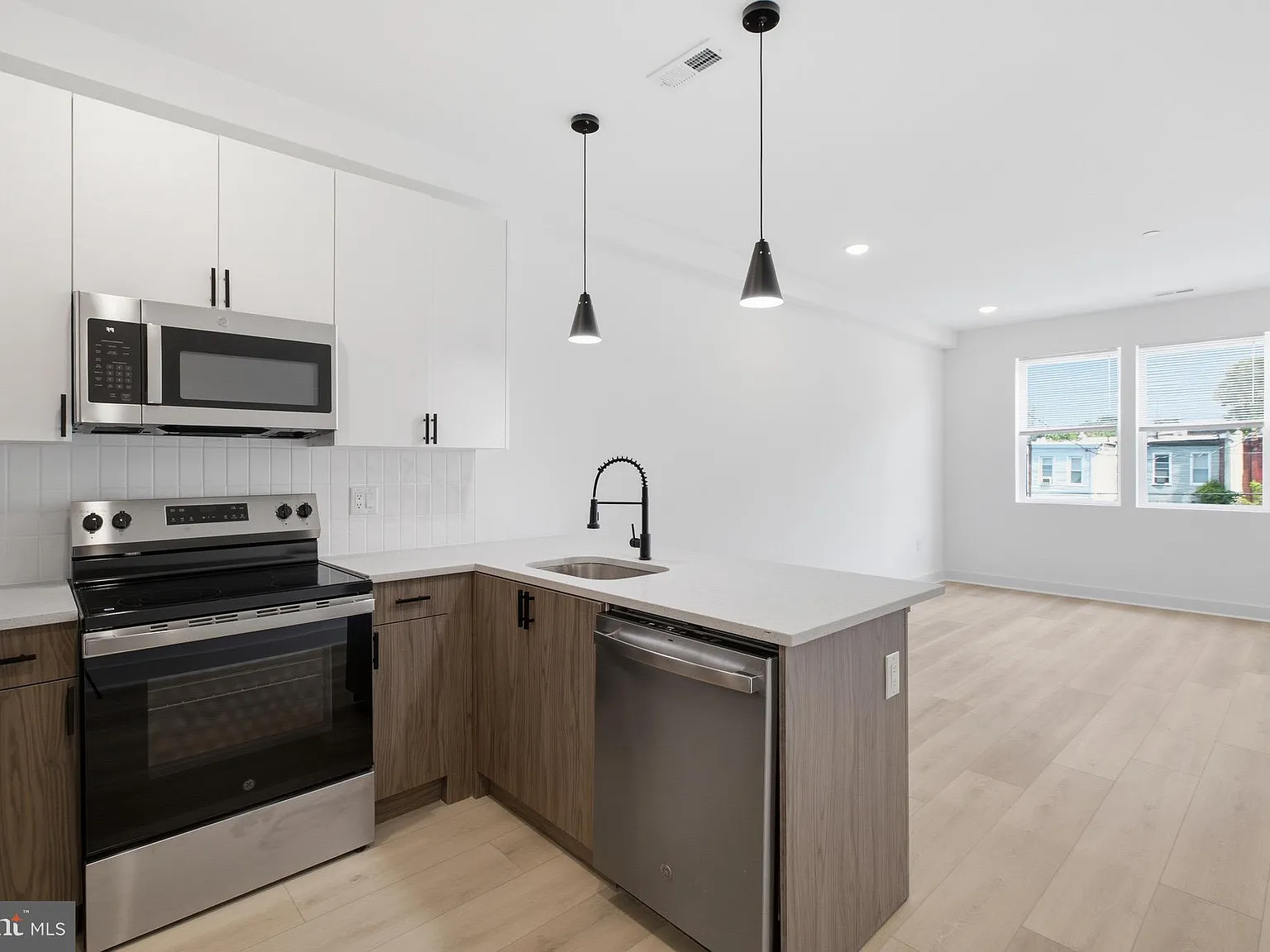 3 bed, $1,900 — Photo 2
