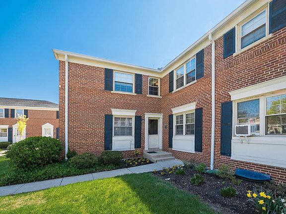2nd image of 1775 Northwest Ct #105