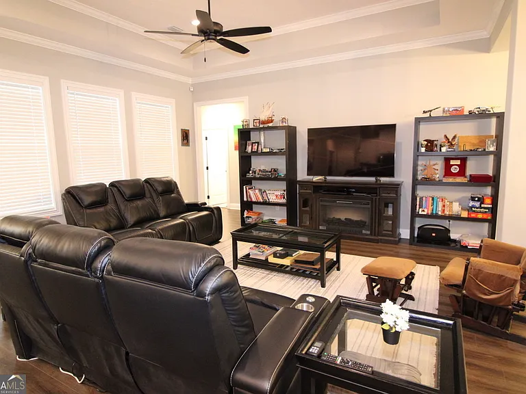 28 Redington Dr — Photo 3