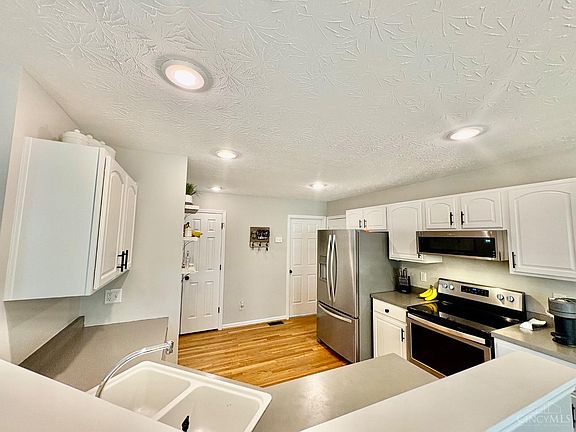 5th image of 566 Bunchberry Dr
