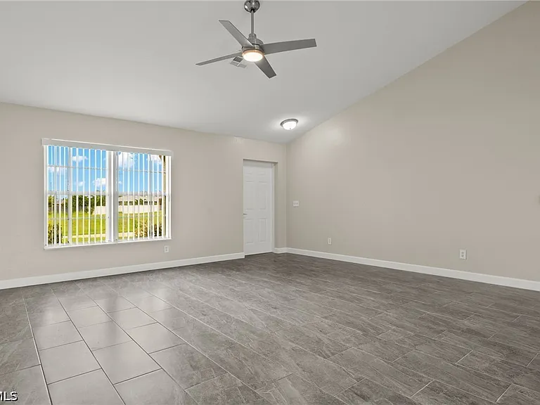 3919 SW 14th Ave — Photo 4
