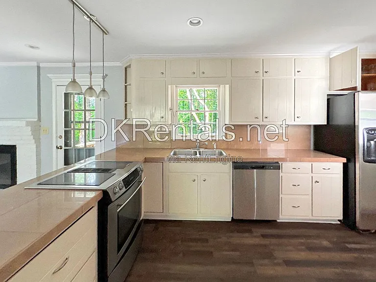1580 Bainbridge Ln — Photo 7