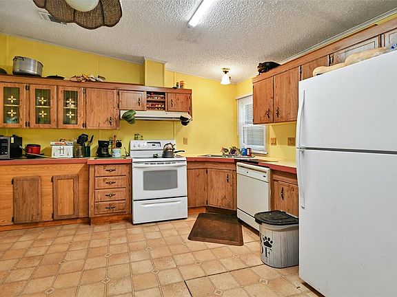 3rd image of 18620 NE 12TH COURT